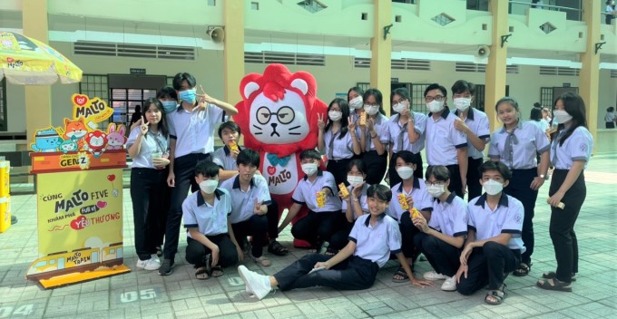 Các bạn học sinh trường THPT Nguyễn Trãi, Đồng Nai giao lưu cùng biệt đội Malto. Ảnh: IDP