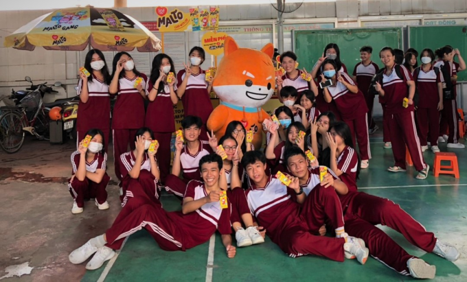 Các bạn học sinh không quên chụp ảnh giao lưu cùng các nhân vật trong biệt đội Malto. Ảnh: XIN TÊN NGƯỜI CHỤP. (NẾU CÓ THỂ, CUNG CẤP TÊN TRƯỜNG )
