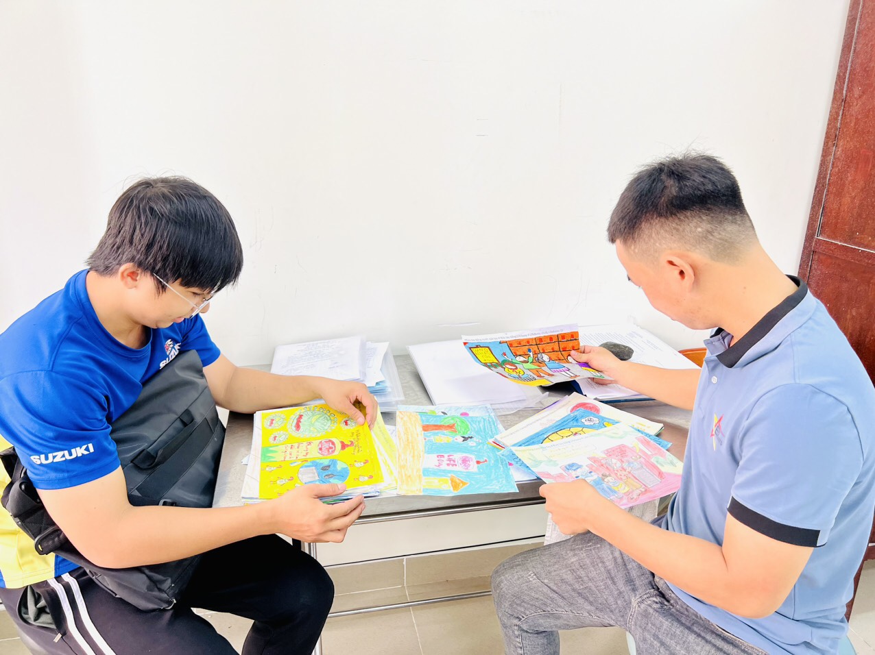 Quá trình nhận các bài thi của học sinh các trường